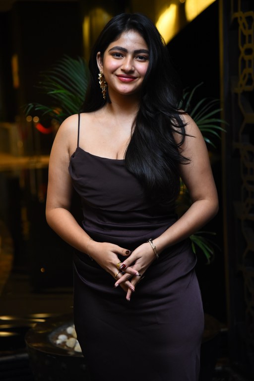 Thellakaagitham Actress Nakshatra Modern Looks