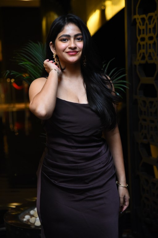 Thellakaagitham Actress Nakshatra Modern Looks