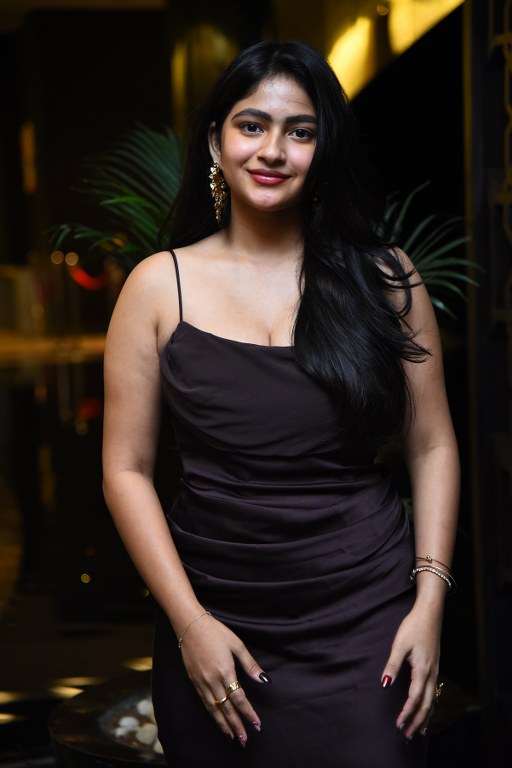 Thellakaagitham Actress Nakshatra Modern Looks