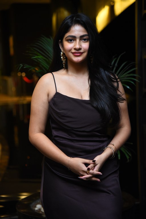Thellakaagitham Actress Nakshatra Modern Looks