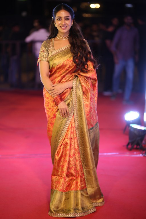 Nivetha Pethuraj Stunning Looks in Saree at Aadarsha Kutumbam Pre Release Event