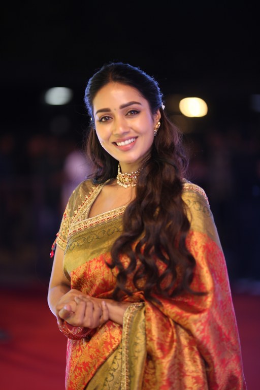 Nivetha Pethuraj Stunning Looks in Saree at Aadarsha Kutumbam Pre Release Event