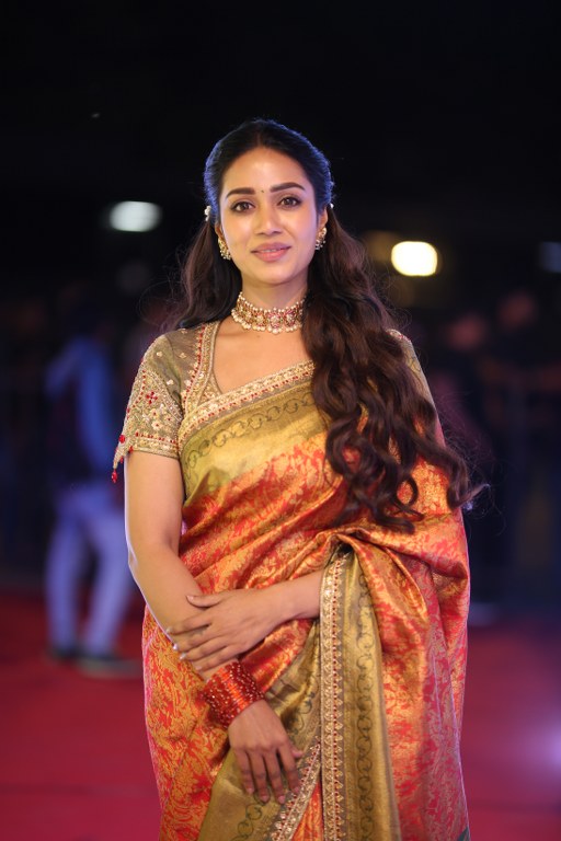 Nivetha Pethuraj Stunning Looks in Saree at Aadarsha Kutumbam Pre Release Event