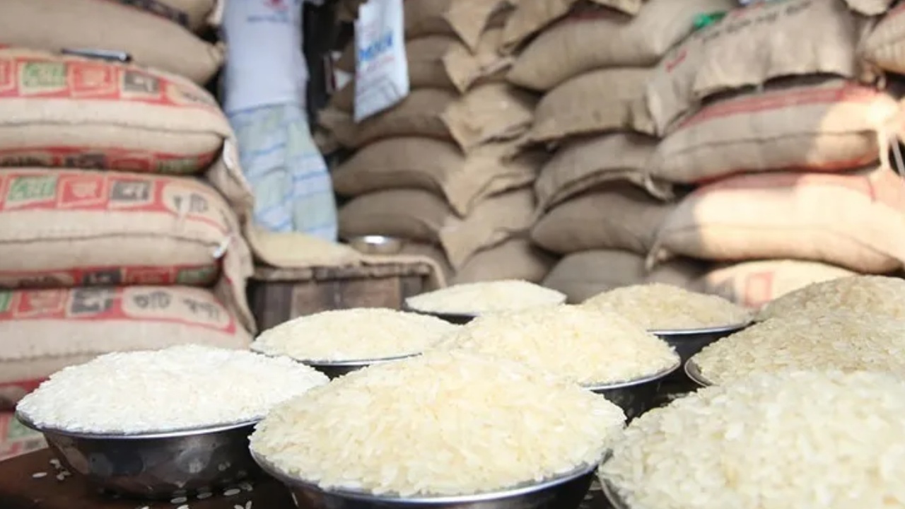 Officials Raids on Rice Depots : రైస్ బ్యాగ్ కొంటున్నారా..? మీకో బిగ్ అలర్ట్.. ఇలాంటి మోసం మీకు జరక్కుండా చూసుకోండి..
