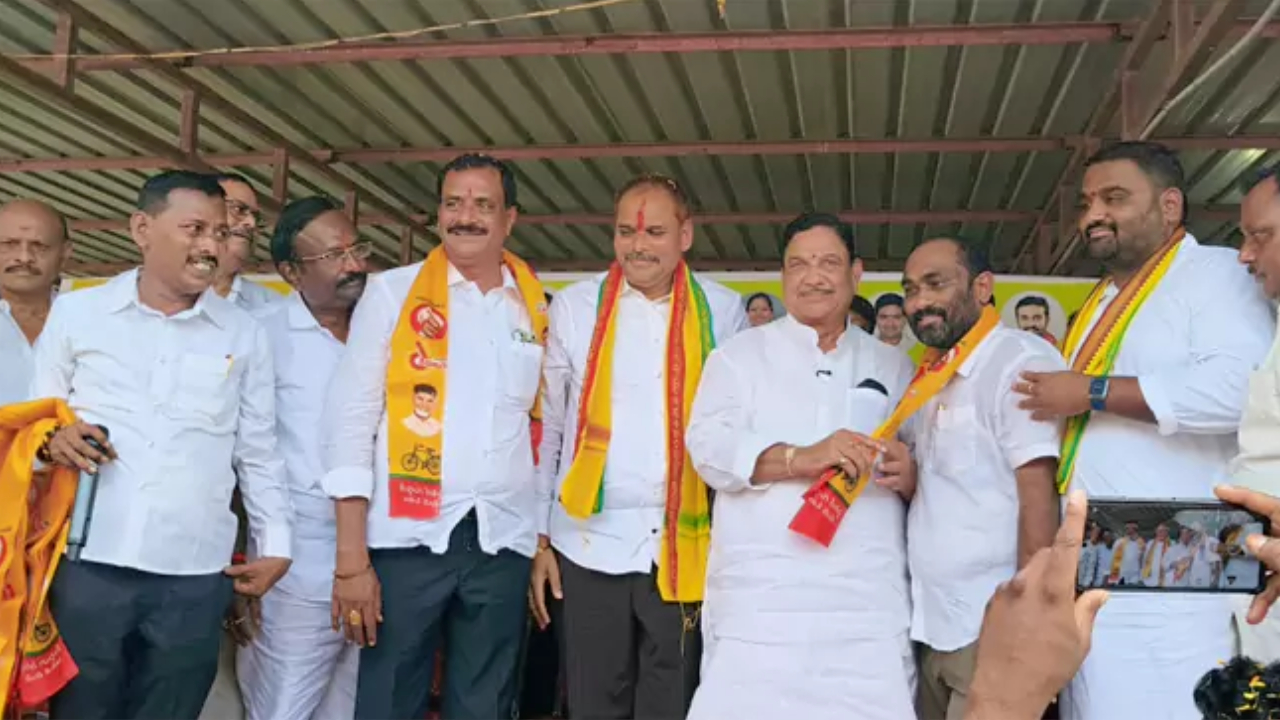 Vizianagaram Politics: విజయనగరంలో వైకాపాకు మరో షాక్.. టీడీపీలో చేరిన 3,500 మందికిపైగా నేతలు..