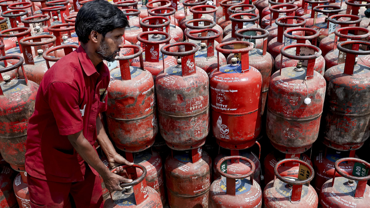 Free Gas Connection: మహిళలకు కేంద్రం గుడ్ న్యూస్.. ఉచిత గ్యాస్ కనెక్షన్.. స్టవ్, సిలిండర్ కూడా.. దరఖాస్తు గడువు పెంపు!
