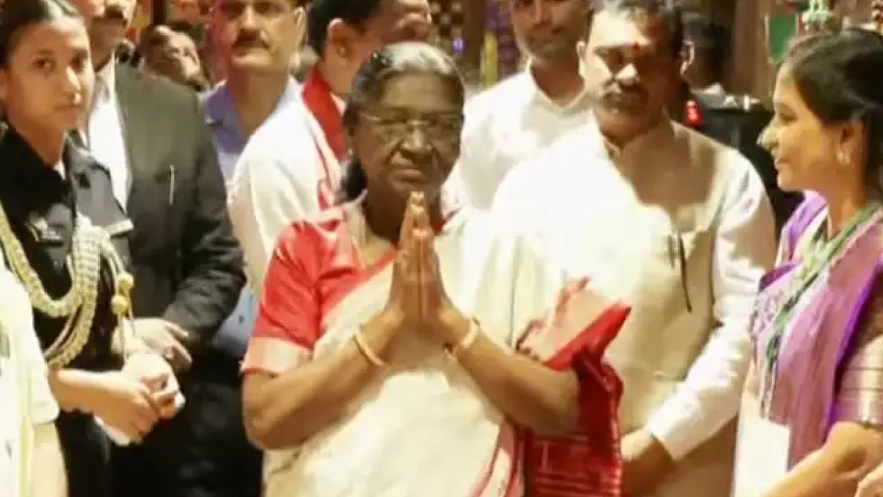 Droupadi Murmu: విజయవాడ దుర్గమ్మను దర్శించుకున్న రాష్ట్రపతి.. ఆలయ అధికారుల ఘన స్వాగతం