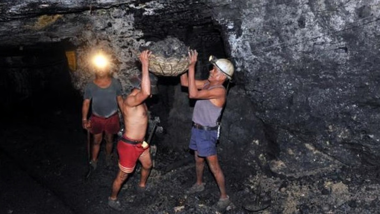 Singareni Collieries : సింగరేణి కార్మికులకు శుభవార్త.. పండుగ వేళ భారీ బోనస్..