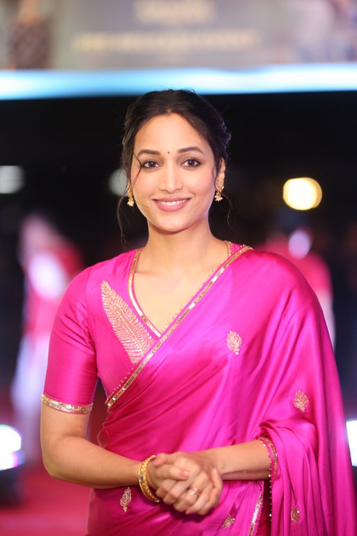 Srinidhi Shetty Shines in Pink Saree
