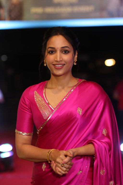 Srinidhi Shetty Shines in Pink Saree