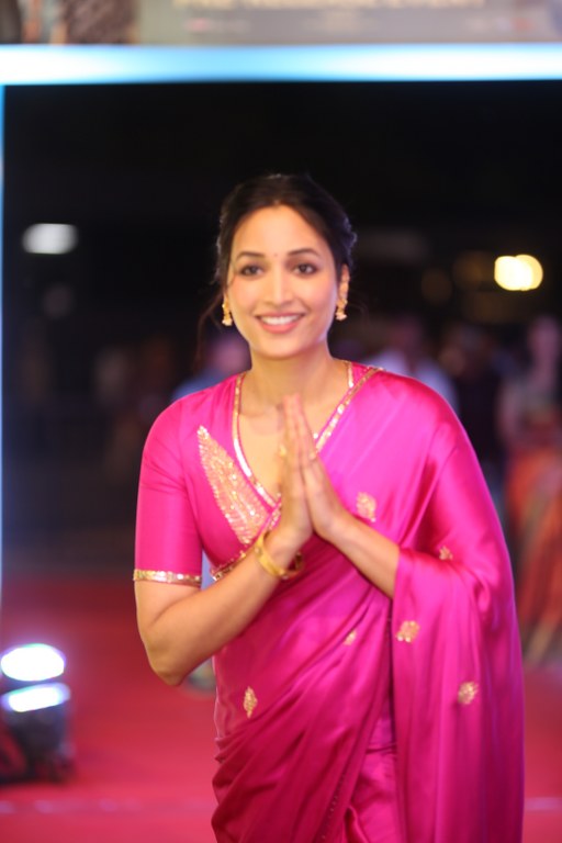 Srinidhi Shetty Shines in Pink Saree