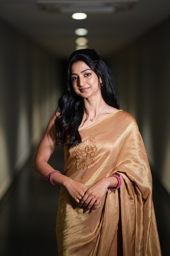 Sushmita Shetty Shines in Gold Saree