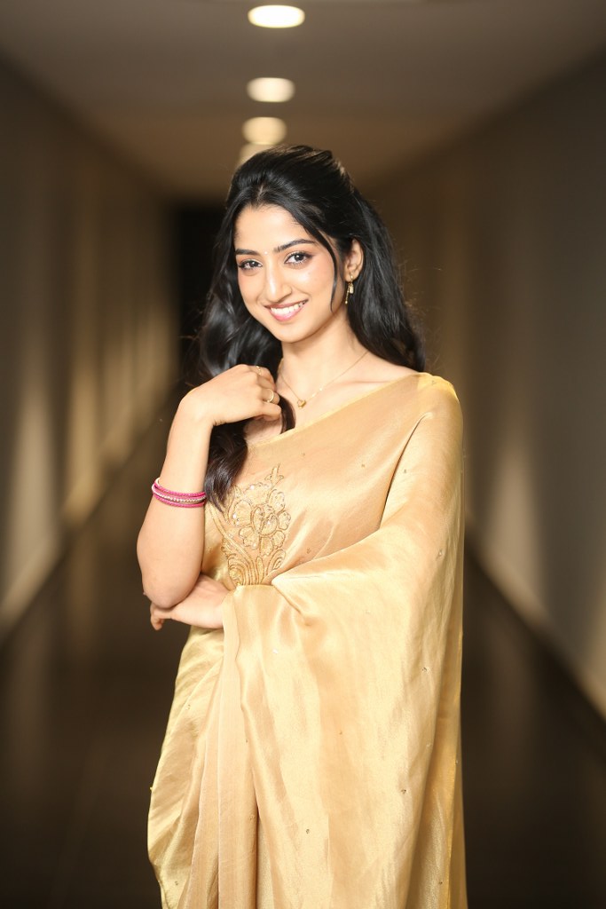 Sushmita Shetty Shines in Gold Saree