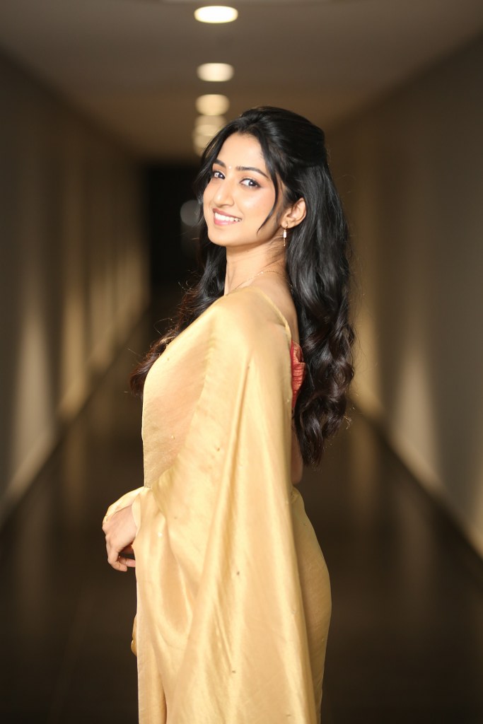 Sushmita Shetty Shines in Gold Saree