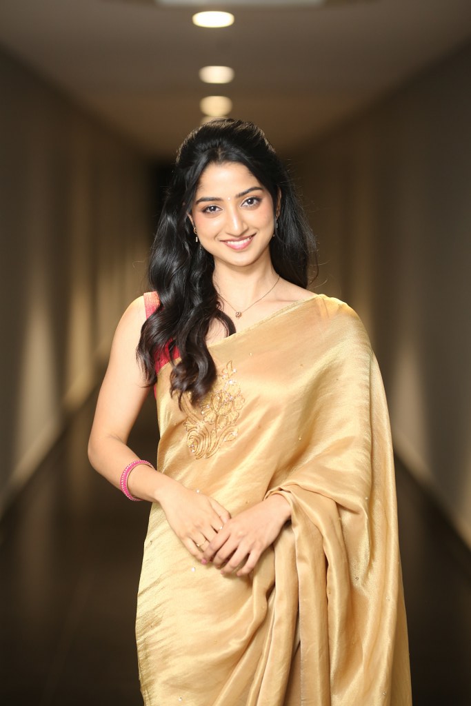 Sushmita Shetty Shines in Gold Saree