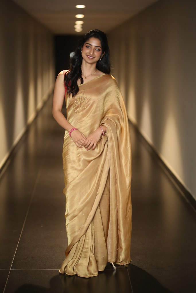 Sushmita Shetty Shines in Gold Saree