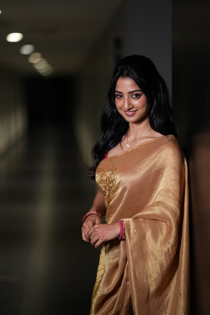 Sushmita Shetty Shines in Gold Saree