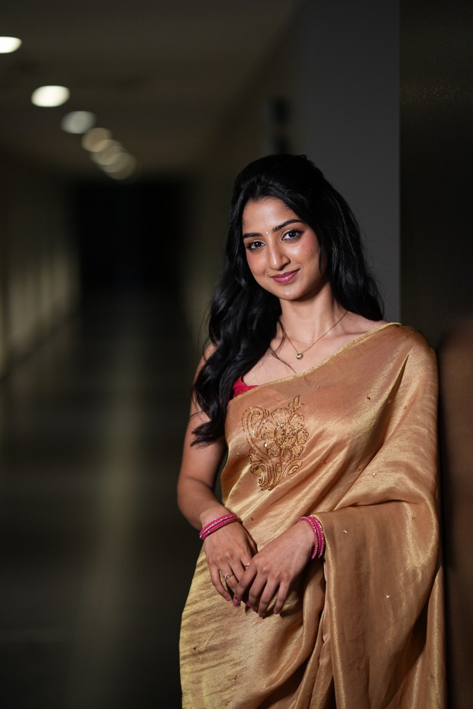 Sushmita Shetty Shines in Gold Saree