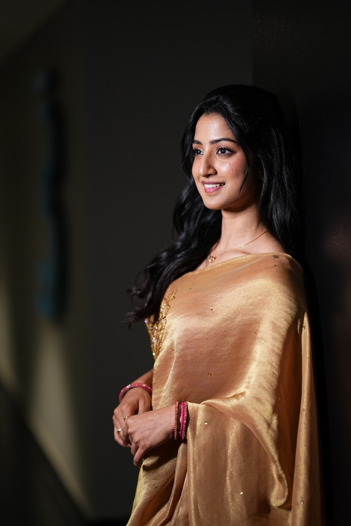 Sushmita Shetty Shines in Gold Saree