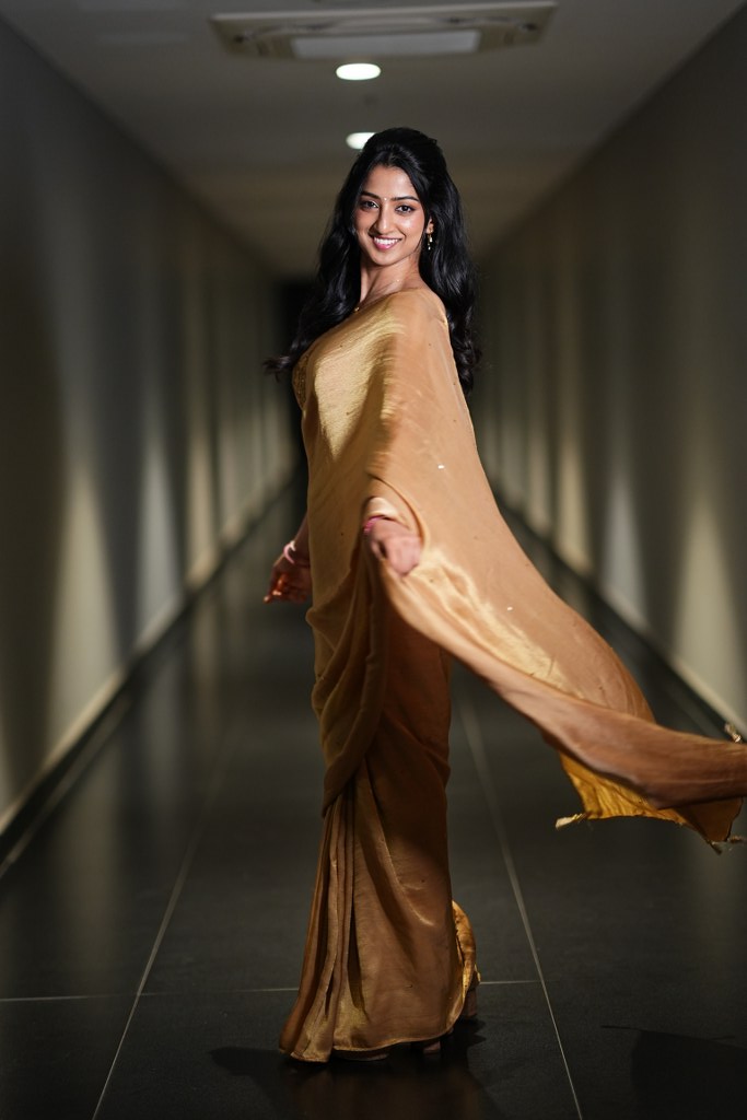 Sushmita Shetty Shines in Gold Saree