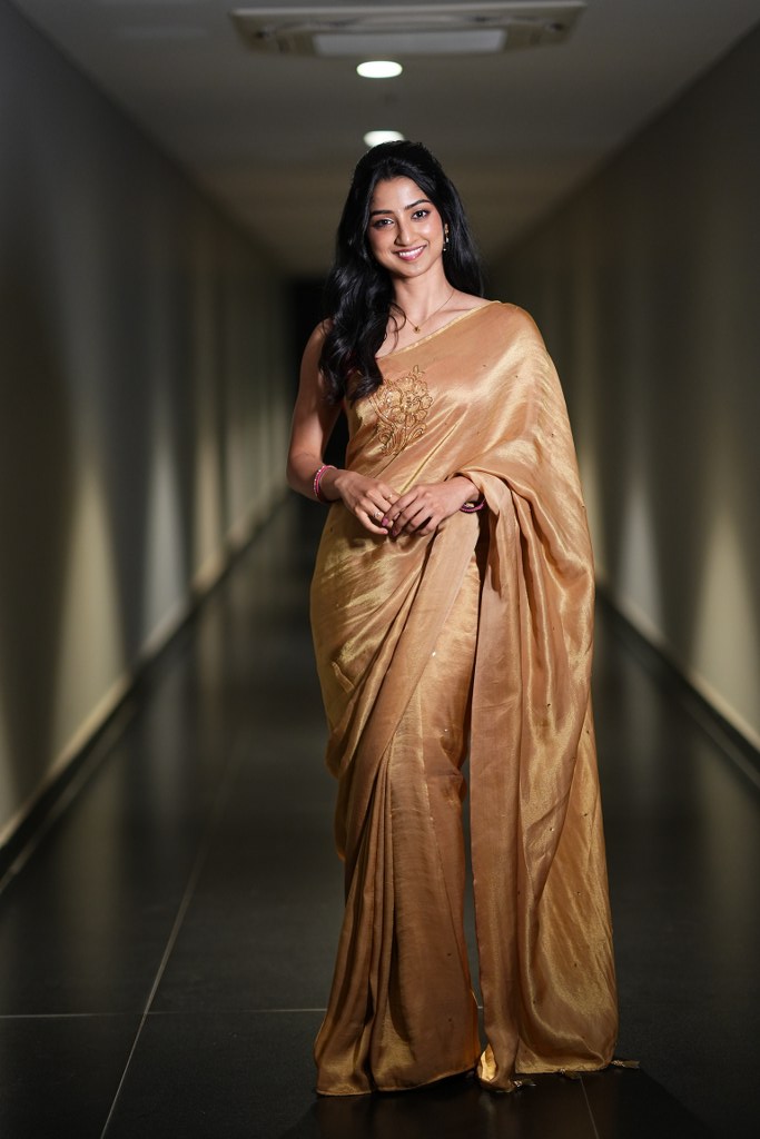 Sushmita Shetty Shines in Gold Saree