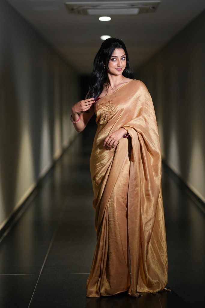Sushmita Shetty Shines in Gold Saree