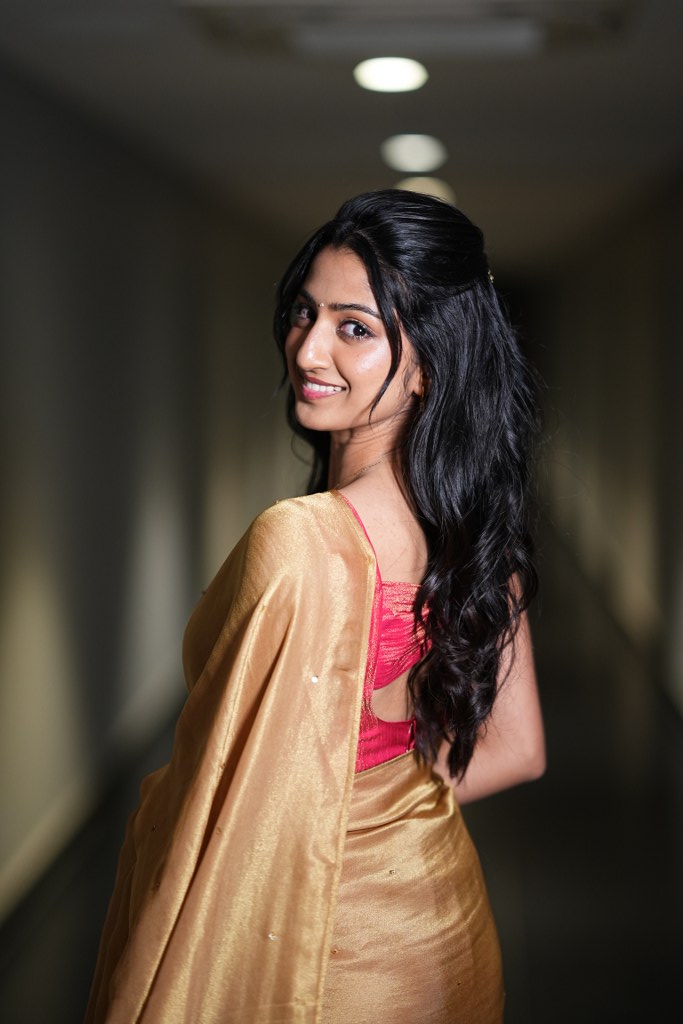 Sushmita Shetty Shines in Gold Saree