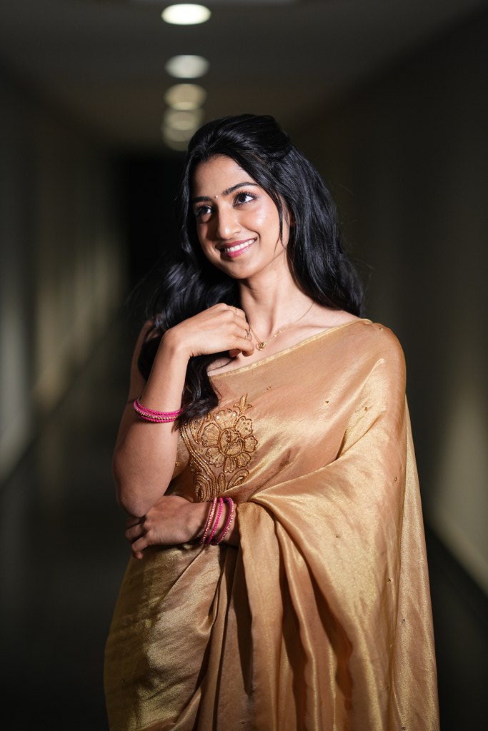 Sushmita Shetty Shines in Gold Saree