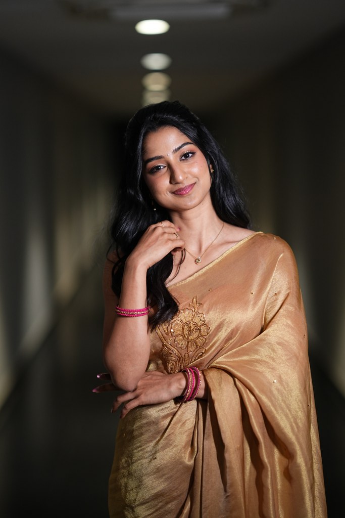 Sushmita Shetty Shines in Gold Saree