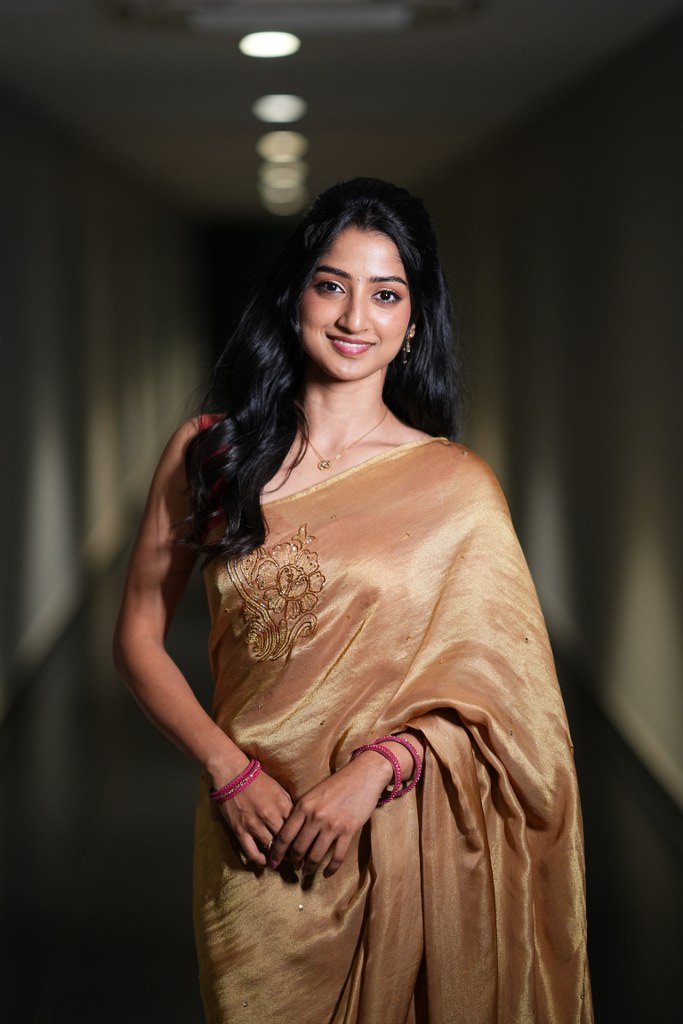 Sushmita Shetty Shines in Gold Saree