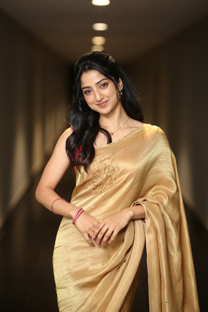 Sushmita Shetty Shines in Gold Saree