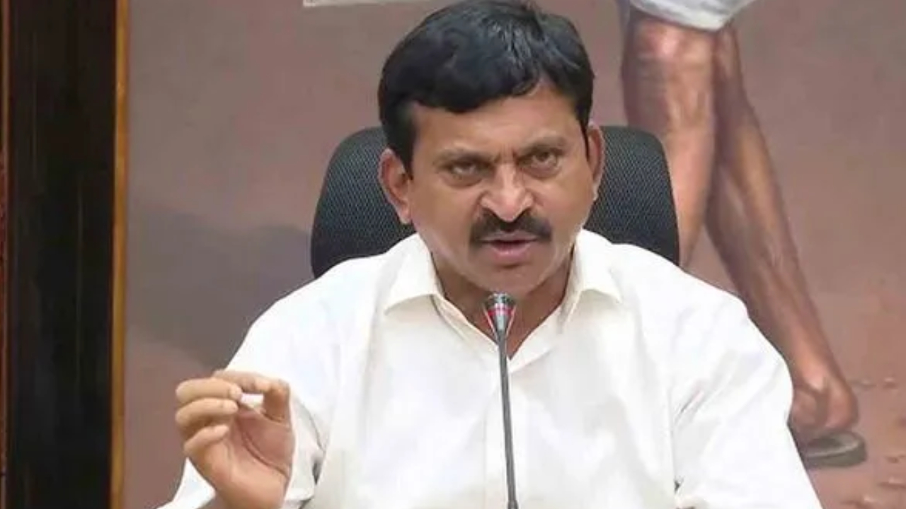 Ponguleti Srinivasa Reddy: తెలంగాణలో 120 ఏళ్ల తర్వాత భూ సర్వే..  పాస్‌బుక్కుల స్థానంలో ‘భూదార్’ కార్డులు.. మంత్రి పొంగులేటి సంచలన వ్యాఖ్యలు!