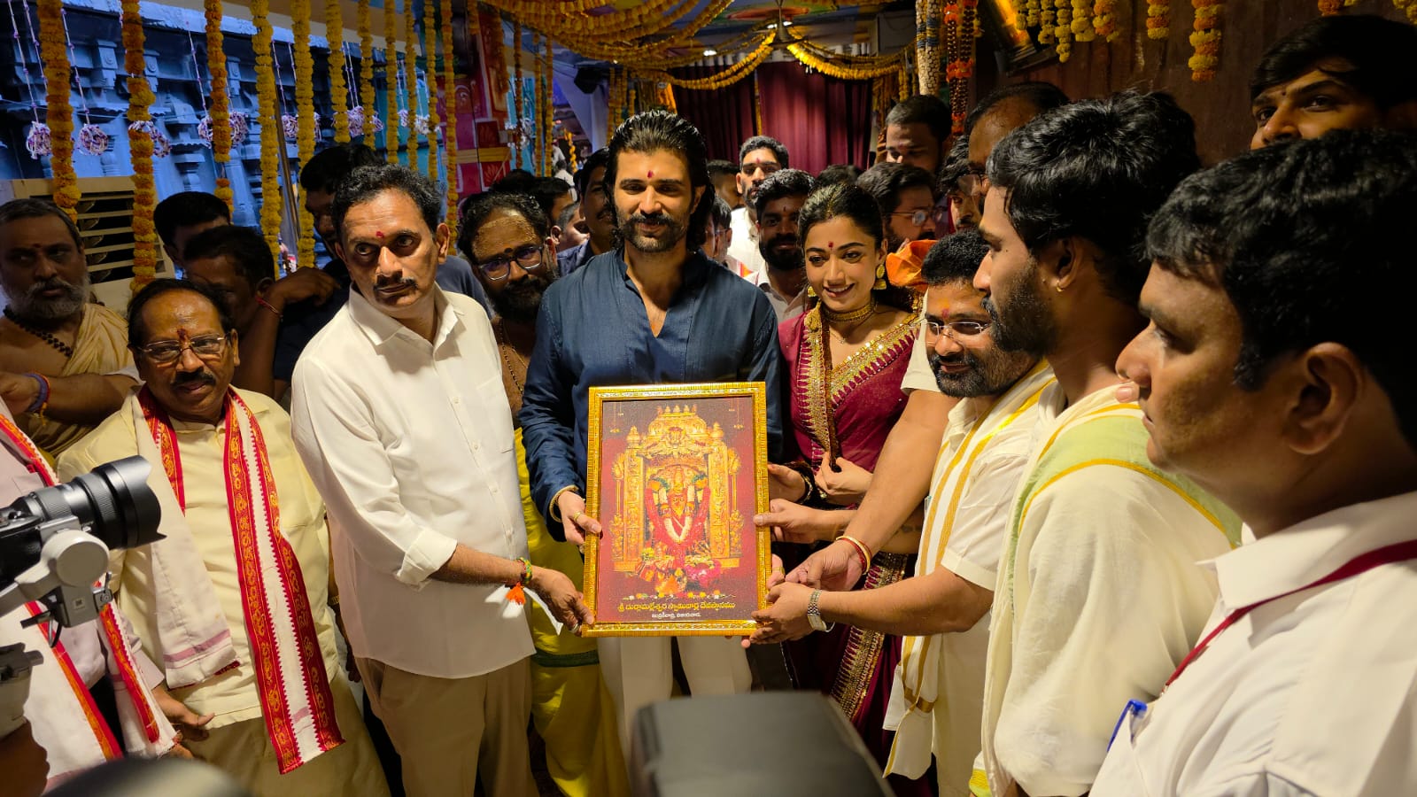 Vijay Deverakonda Rashmika Mandanna Visits Vijayawada Kanakadurga Temple