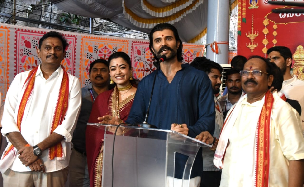 Vijay Deverakonda Rashmika Mandanna Visits Vijayawada Kanakadurga Temple