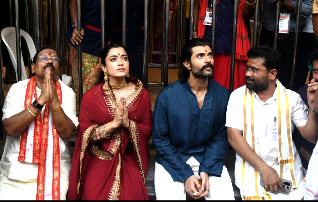 Vijay Deverakonda Rashmika Mandanna Visits Vijayawada Kanakadurga Temple