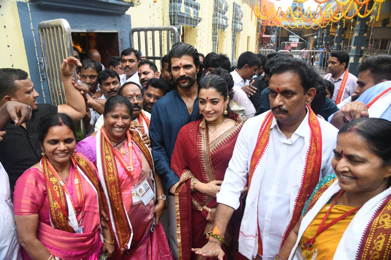 Vijay Deverakonda Rashmika Mandanna Visits Vijayawada Kanakadurga Temple