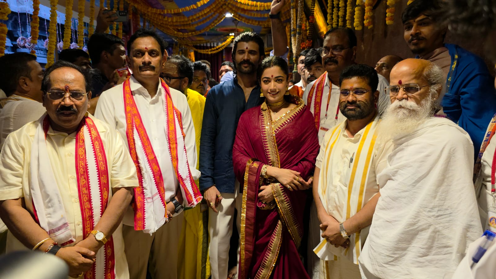 Vijay Deverakonda Rashmika Mandanna Visits Vijayawada Kanakadurga Temple