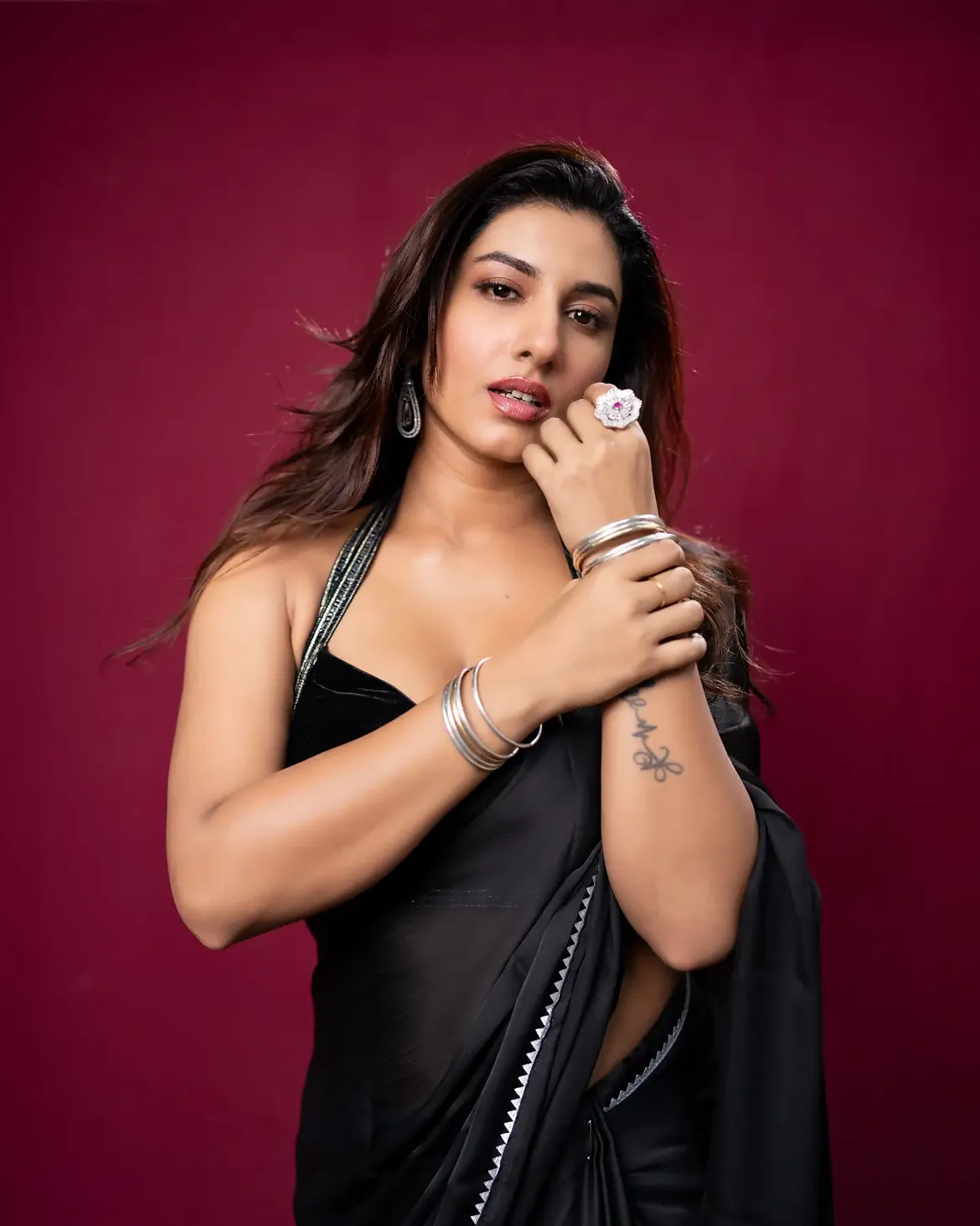 Vishnu Priya Bhimeneni Stunning Looks in Black Saree