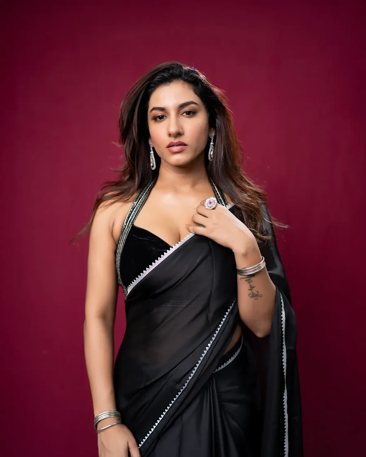 Vishnu Priya Bhimeneni Stunning Looks in Black Saree