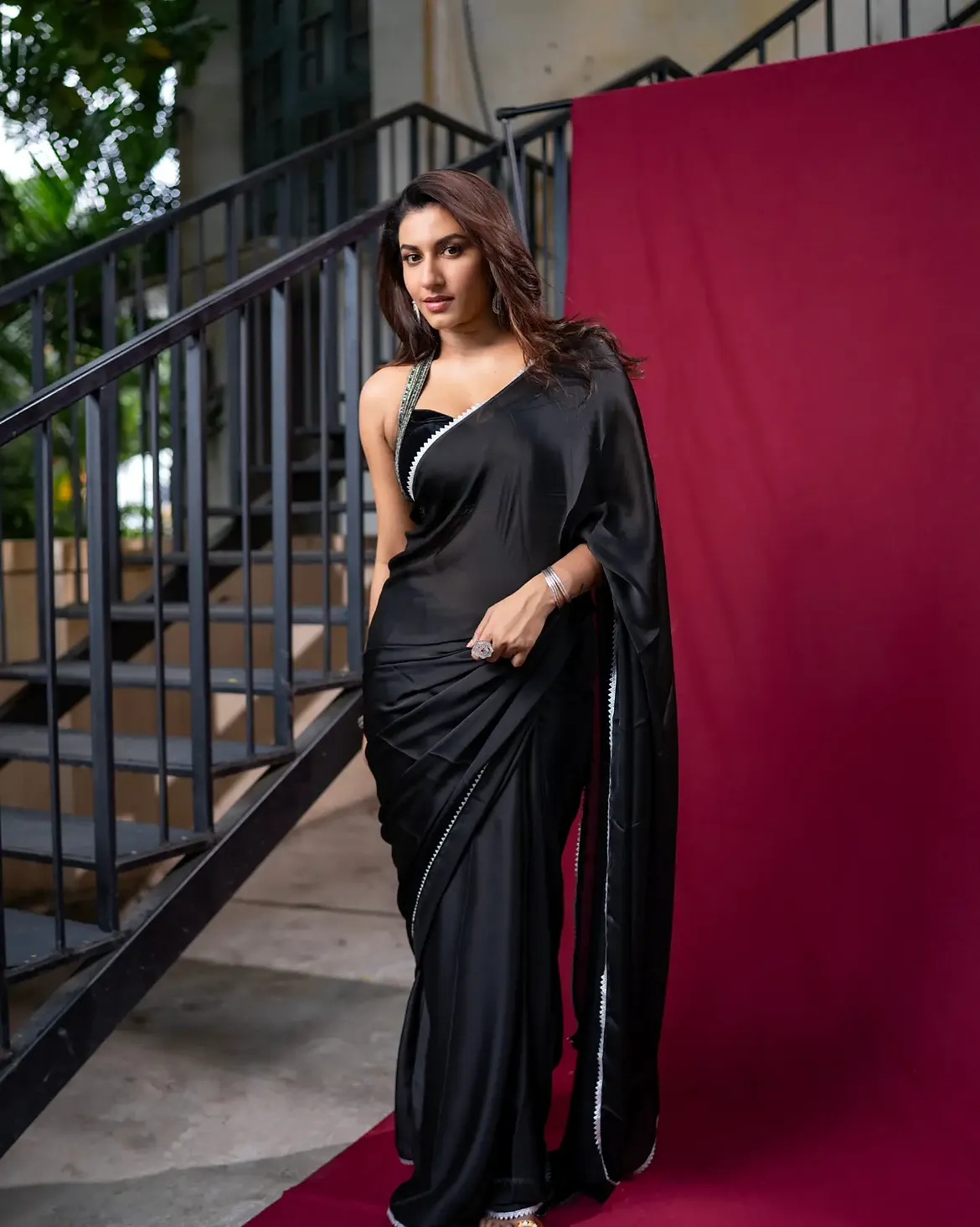 Vishnu Priya Bhimeneni Stunning Looks in Black Saree