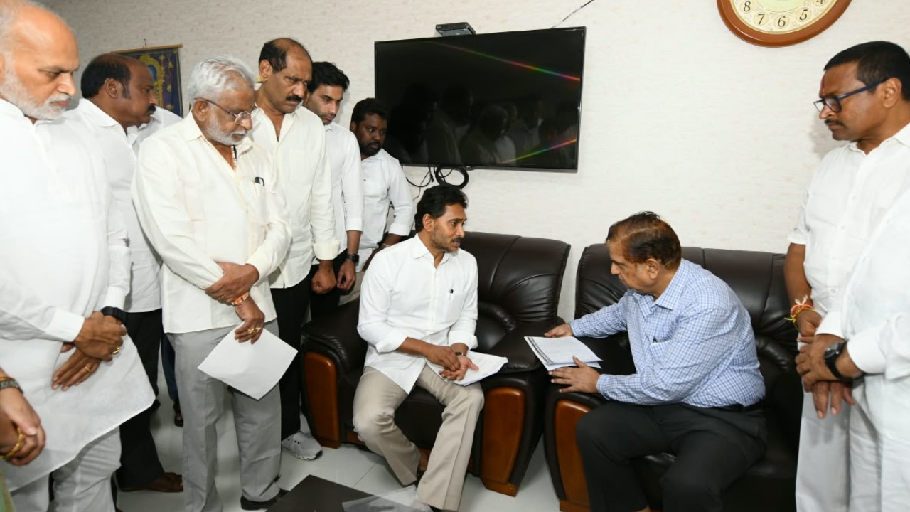 YS Jagan Mohan Reddy : ఎస్ఈసీని కలిసిన వైఎస్ జగన్.. నిష్పక్షపాతంగా ఎన్నికలు జరపాలని వినతి