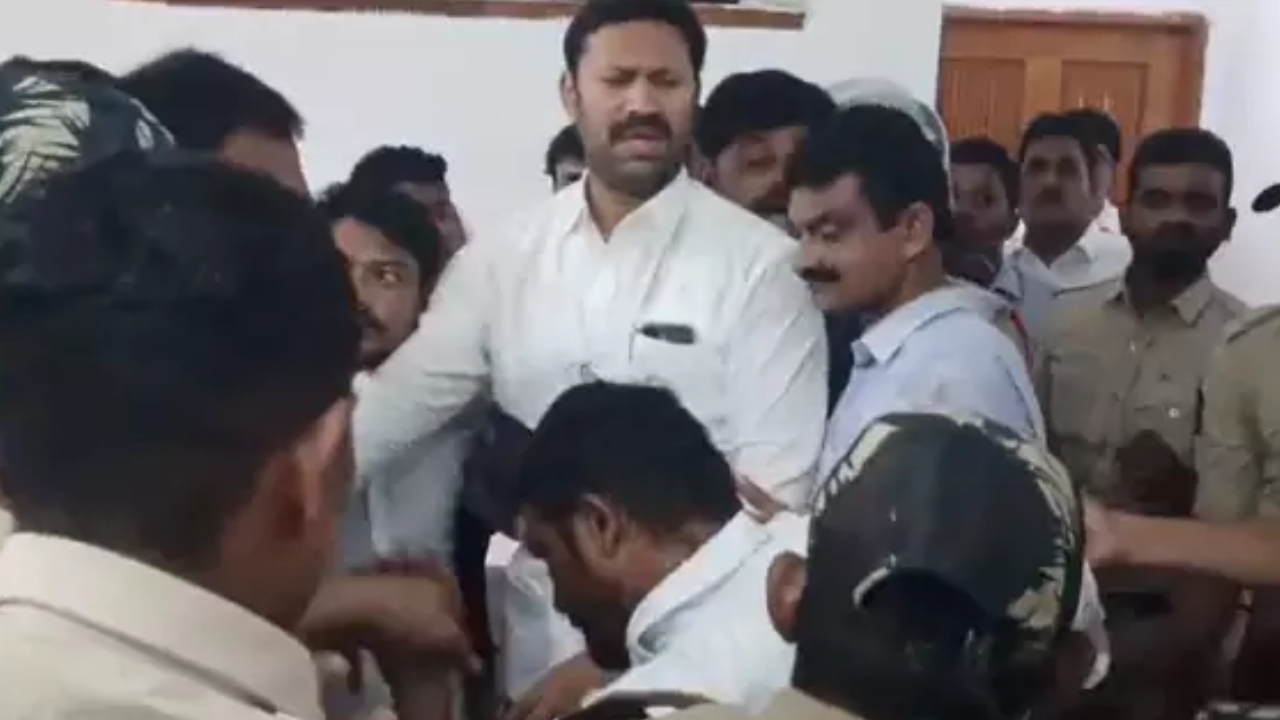Avinash Reddy House Arrest: పోలీసుల అదుపులో ఎంపీ అవినాష్‌రెడ్డి.. వైకాపా ముఖ్య నేతల అరెస్ట్.. కడపలో తీవ్ర ఉద్రిక్తత!