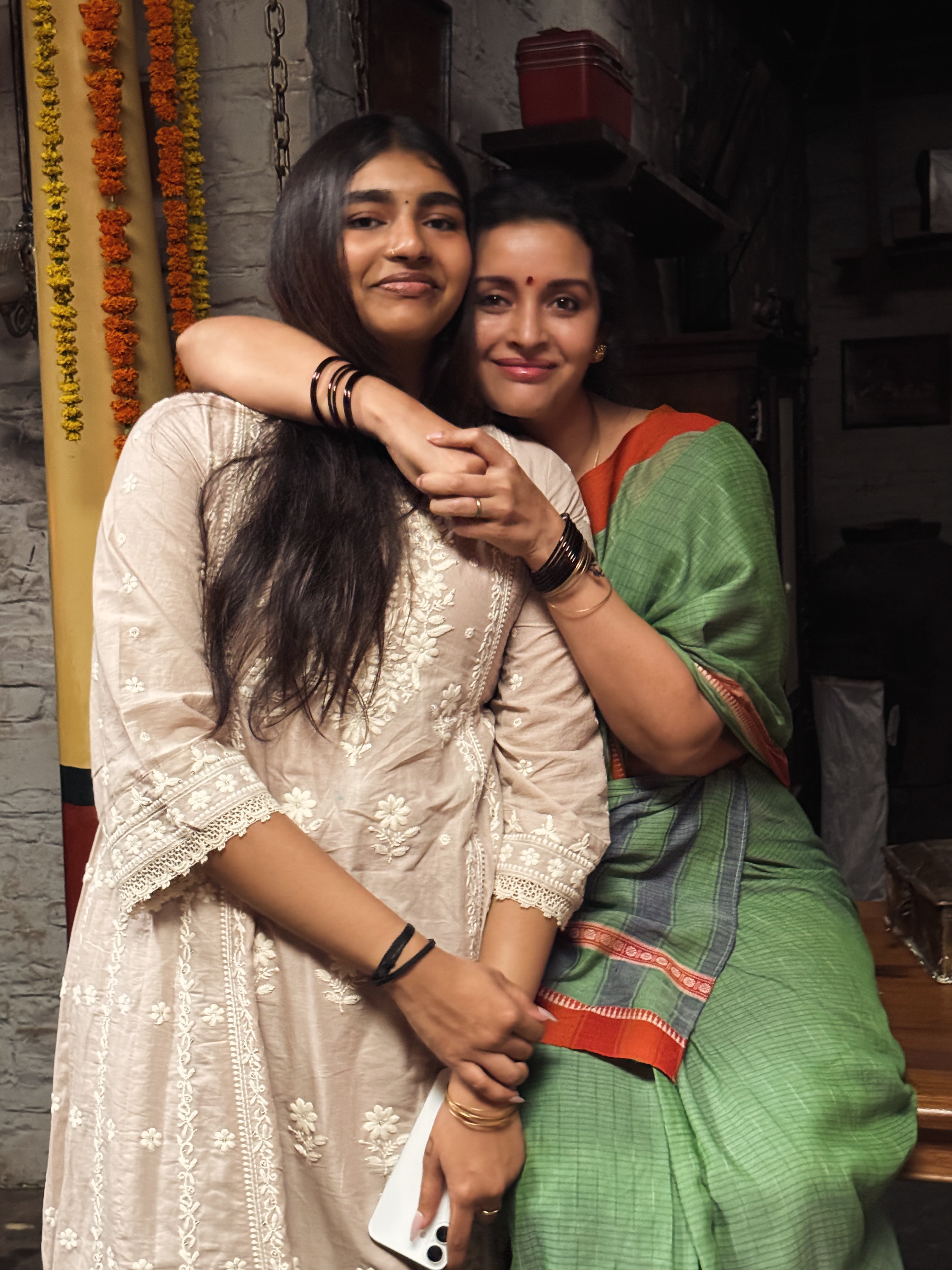 Renu Desai Shares Saree Looks from Movie Shooting