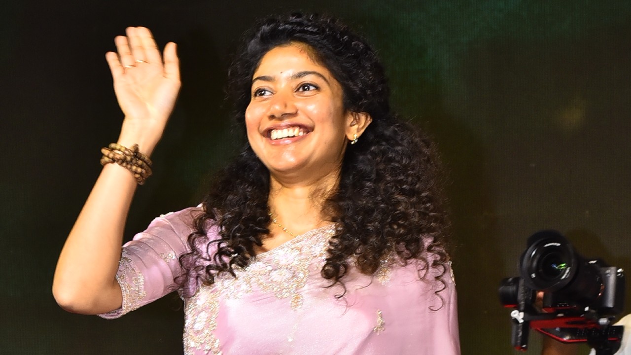 Sai Pallavi : బ్యాక్ టు బ్యాక్ రెండు పాన్ ఇండియా సినిమాలు.. రెండు వేరియేషన్స్.. నవంబర్ లో సాయి పల్లవి హవా.. 
