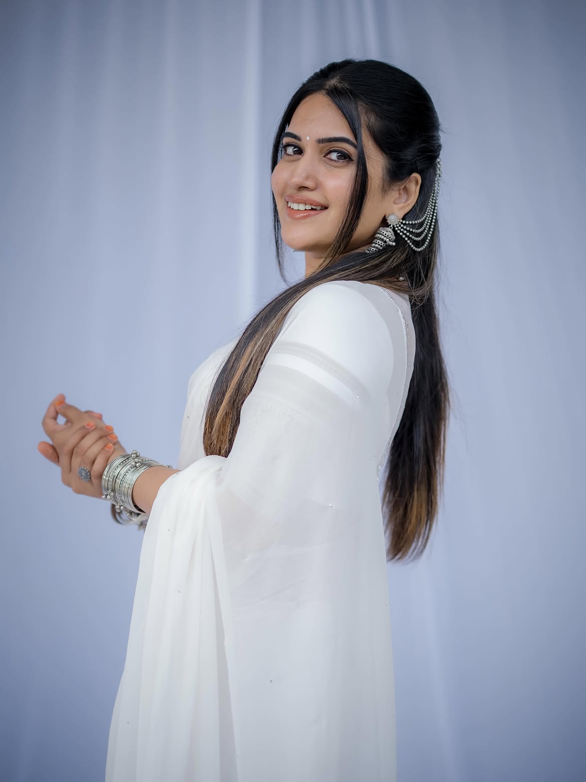 Sravanthi Chokarapu Stunning Looks in White Saree