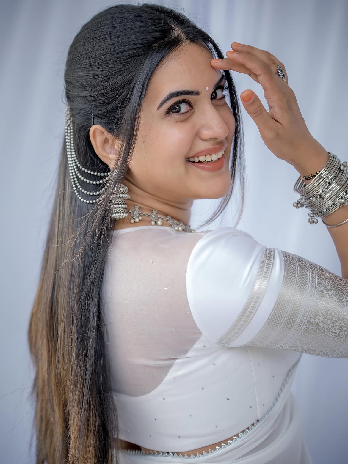 Sravanthi Chokarapu Stunning Looks in White Saree