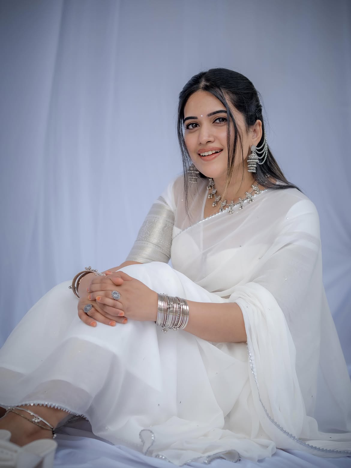 Sravanthi Chokarapu Stunning Looks in White Saree
