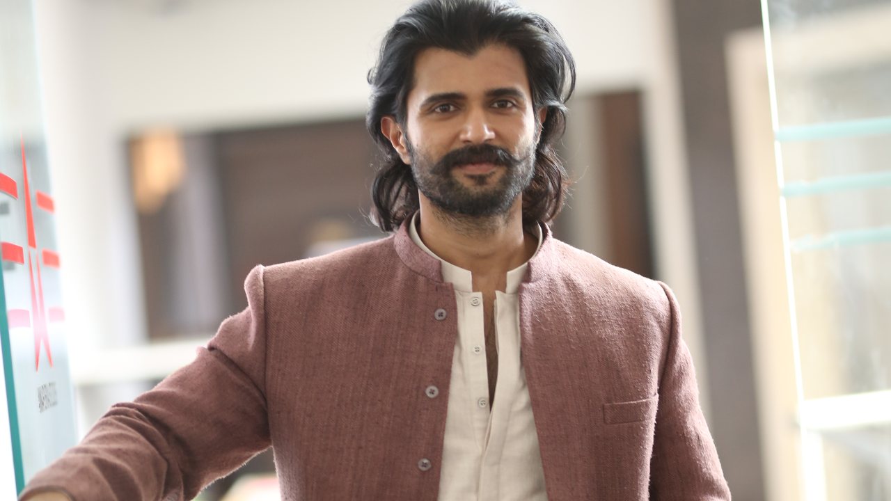 Vijay Deverakonda : విజయ్ దేవరకొండ బైక్ రేసింగ్.. మోకాళ్ళు కొట్టుకుపోయి..